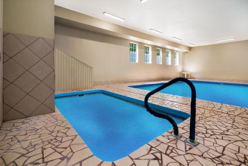 สระว่ายน้ำ, SureStay Plus Hotel by Best Western Topeka Northwest in โทเพกา (KS) สระว่ายน้ำ, SureStay Plus Hotel by Best Western Topeka Northwest in โทเพกา (KS)