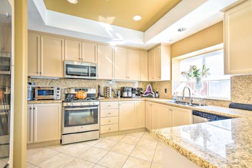 Spacious Villa with Great Views and Heated Spa! in Santa Clarita Spacious Villa with Great Views and Heated Spa! in Santa Clarita