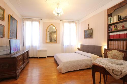 City Apartments Corner Canal View