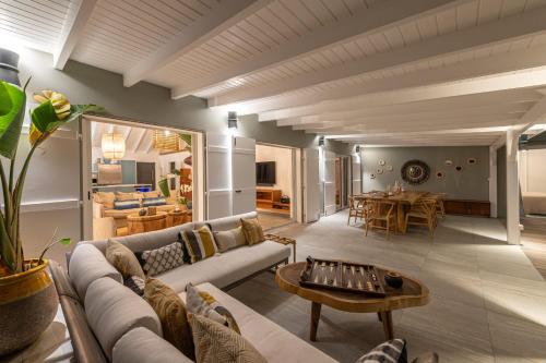 Koplietošanas atpūtas telpa ar TV, Villa du Lagon- Grand Cul de Sac in Gustavia Koplietošanas atpūtas telpa ar TV, Villa du Lagon- Grand Cul de Sac in Gustavia