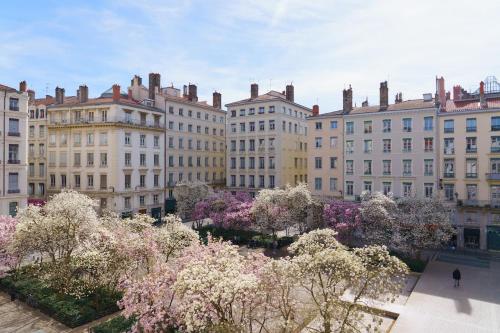 Hotel du Theatre near เฟรสก์เดส์ลิยงเนส์ Hotel du Theatre near เฟรสก์เดส์ลิยงเนส์