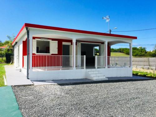 Vue extérieure, Maison charmante proche de la plage au Moule avec piscine in Le Moule Vue extérieure, Maison charmante proche de la plage au Moule avec piscine in Le Moule