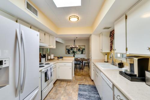 5 Mi to Ocotillo Golf Course Chic Sun Lakes Home! in ซันเลค 5 Mi to Ocotillo Golf Course Chic Sun Lakes Home! in ซันเลค