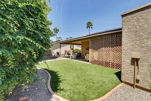 5 Mi to Ocotillo Golf Course Chic Sun Lakes Home! in ซันเลค 5 Mi to Ocotillo Golf Course Chic Sun Lakes Home! in ซันเลค