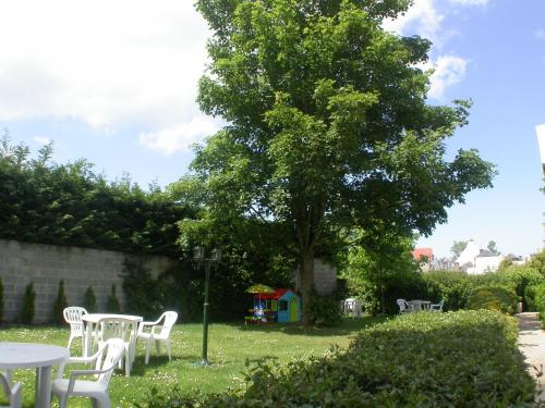 מרפסת, Hotel Des Tilleuls in Dinard מרפסת, Hotel Des Tilleuls in Dinard