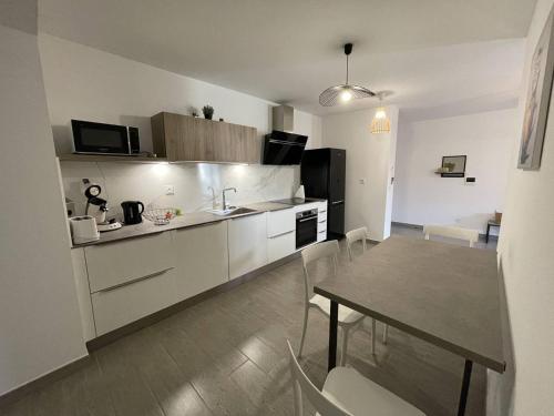 Appartement de Standing pour 4 Pers avec Jardin et Piscine à 500m de la Plage - FR-1-726-21 (Appartement de Standing pour 4 Pers avec Jardin et Piscine a 500m de la Plage - FR-1-726-21) in La Croix-Valmer Appartement de Standing pour 4 Pers avec Jardin et Piscine à 500m de la Plage - FR-1-726-21 (Appartement de Standing pour 4 Pers avec Jardin et Piscine a 500m de la Plage - FR-1-726-21) in La Croix-Valmer