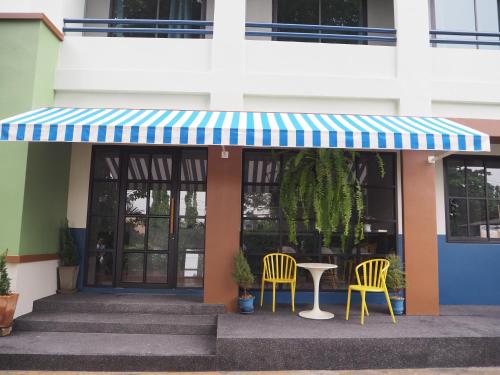 Yamyen Hostel near Debsirin Romklao School Yamyen Hostel near Debsirin Romklao School
