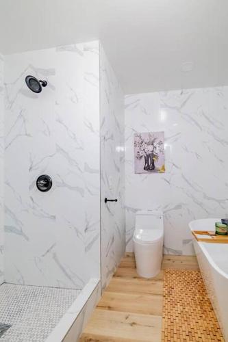 Bathroom, 4B2B Comfy House with view in Claremont (CA) Bathroom, 4B2B Comfy House with view in Claremont (CA)