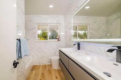 Bathroom, 4B2B Comfy House with view in Claremont (CA) Bathroom, 4B2B Comfy House with view in Claremont (CA)