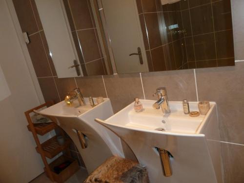Bathroom, Studios Albri in Fontenay-sous-Bois Bathroom, Studios Albri in Fontenay-sous-Bois