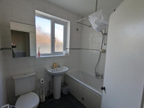 Comoditats, 5 bed terraced family home Bristol + parking in Brislington West Comoditats, 5 bed terraced family home Bristol + parking in Brislington West