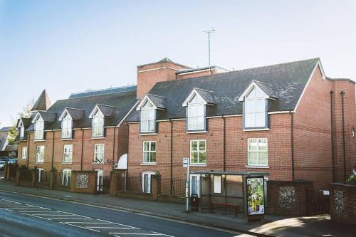 ! LARGE ! Apartment Central Leatherhead Sleeps 6! in Leathethead ! LARGE ! Apartment Central Leatherhead Sleeps 6! in Leathethead