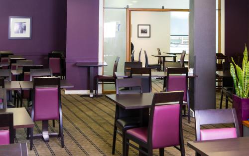 Restoran, Holiday Inn Express - Glasgow - City Ctr Riverside near Insan Sarayı ve Kış Bahçeleri Restoran, Holiday Inn Express - Glasgow - City Ctr Riverside near Insan Sarayı ve Kış Bahçeleri
