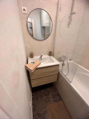 Bathroom, Le cosy in Meulan-en-Yvelines Bathroom, Le cosy in Meulan-en-Yvelines