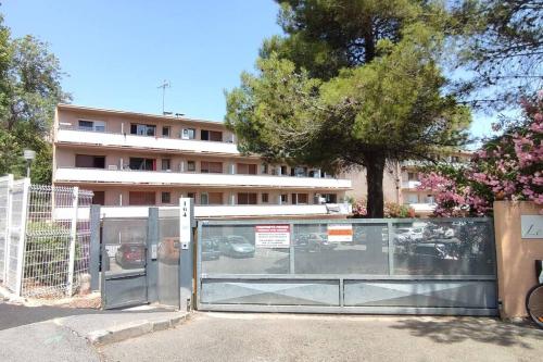 MICHELET Studio climatise avec balcon et parking ferme in Alco MICHELET Studio climatise avec balcon et parking ferme in Alco