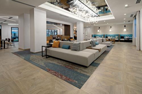 大堂, 瓦倫西亞萬豪居家酒店 (Residence Inn by Marriott Valencia) in 聖塔克拉利塔(CA) 大堂, 瓦倫西亞萬豪居家酒店 (Residence Inn by Marriott Valencia) in 聖塔克拉利塔(CA)