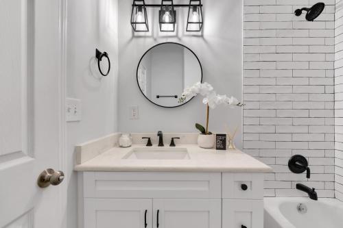 Bathroom, Zen Home in the Heart of Atlanta in Vine City Bathroom, Zen Home in the Heart of Atlanta in Vine City
