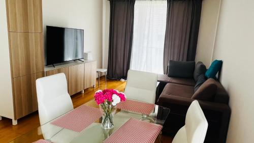 Shared lounge/TV area, Apartment Hurka - 15 min do centra, garaz in Prague 13 Shared lounge/TV area, Apartment Hurka - 15 min do centra, garaz in Prague 13