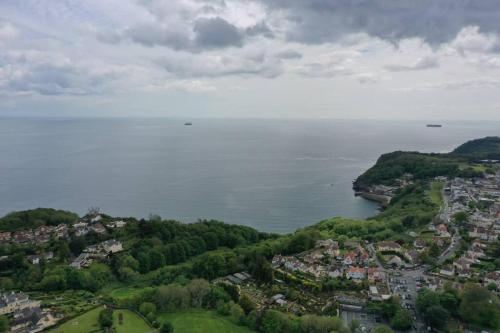 Hot Tub, Newly refurbished 4 bed, Dog friendly. in Babbacombe Hot Tub, Newly refurbished 4 bed, Dog friendly. in Babbacombe