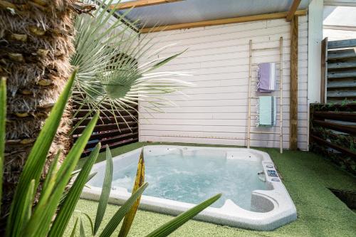 Hot tub, Villa Eden Bleu - Piscine et jacuzzi prive - Logement classe 4 etoiles in La Judee Hot tub, Villa Eden Bleu - Piscine et jacuzzi prive - Logement classe 4 etoiles in La Judee
