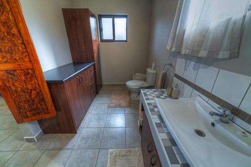 Vonios kambarys, Khoi-Khoi Guesthouse in Otavi Vonios kambarys, Khoi-Khoi Guesthouse in Otavi