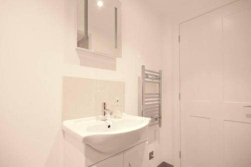 Private Apartment: Central Leatherhead 2F in Leatherhead Private Apartment: Central Leatherhead 2F in Leatherhead