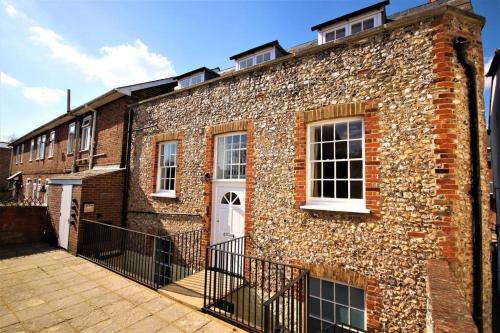 Private Apartment: Central Leatherhead GF in Leatherhead Private Apartment: Central Leatherhead GF in Leatherhead