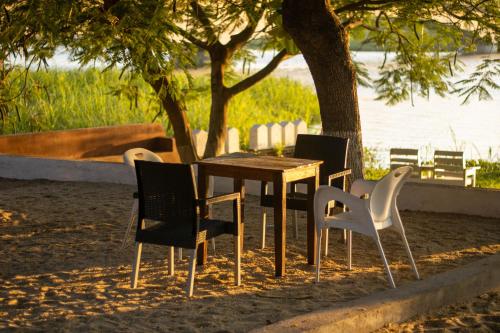 Toit ja joogid, Captains Villa - where Lake Malawi and Shire River meet, historical hotel at waterfront next to the in Mangochi Toit ja joogid, Captains Villa - where Lake Malawi and Shire River meet, historical hotel at waterfront next to the in Mangochi