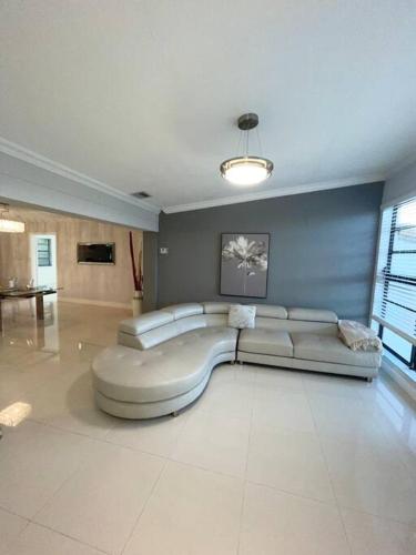 Modern Miami Oversized 3 Bedroom in Central Location in Westchester Modern Miami Oversized 3 Bedroom in Central Location in Westchester