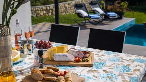Stylish villa near Dubrovnik with a swimming pool in Petraca Stylish villa near Dubrovnik with a swimming pool in Petraca