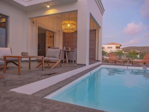 สระว่ายน้ำ, Villa Dalima, unwind & enjoy the beauty of Bonaire in โบแนร์ สระว่ายน้ำ, Villa Dalima, unwind & enjoy the beauty of Bonaire in โบแนร์
