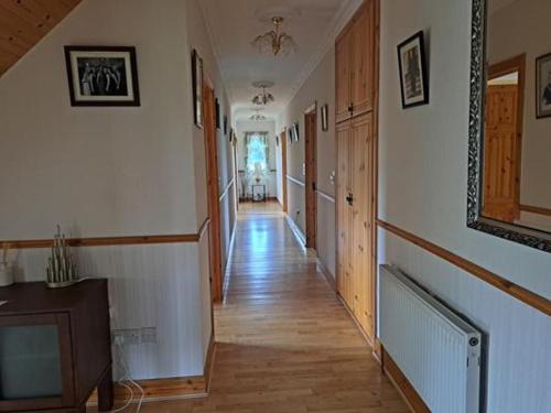 Spacious 6-Bed House 10 minutes from Knock Airport in Ballaghadereen Spacious 6-Bed House 10 minutes from Knock Airport in Ballaghadereen