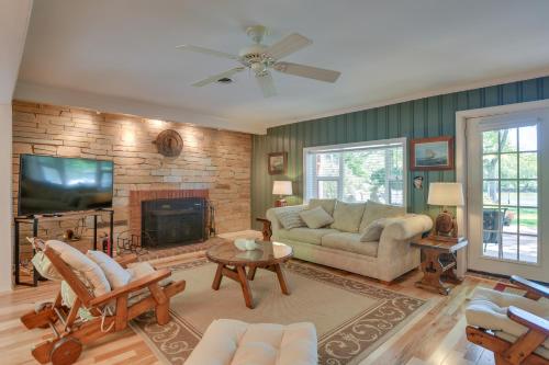 Waterfront Annapolis Home Fire Pit and Fishing Pier in 화이트홀 매너 Waterfront Annapolis Home Fire Pit and Fishing Pier in 화이트홀 매너