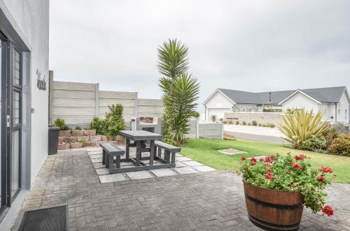 Patogumai, Mariba in Yzerfontein Patogumai, Mariba in Yzerfontein