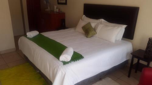 Guestroom, Ikaze Guesthouse in Boksburg Guestroom, Ikaze Guesthouse in Boksburg
