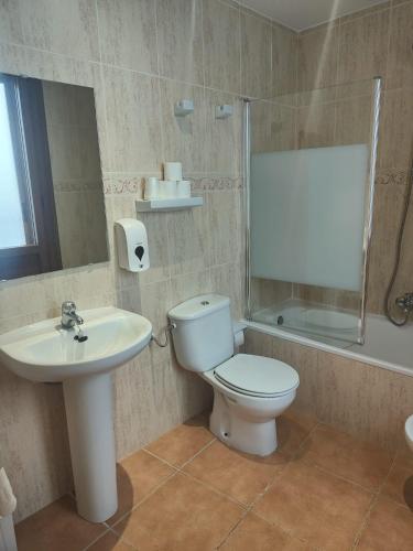 Baño, Hotel Acebo Plaza Mayor in Jaca Baño, Hotel Acebo Plaza Mayor in Jaca