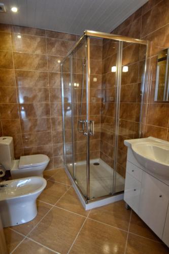 ห้องน้ำ, 8 bedrooms villa with private pool furnished garden and wifi at Celorico de Basto in เซโลริโก เด บาสโต ห้องน้ำ, 8 bedrooms villa with private pool furnished garden and wifi at Celorico de Basto in เซโลริโก เด บาสโต