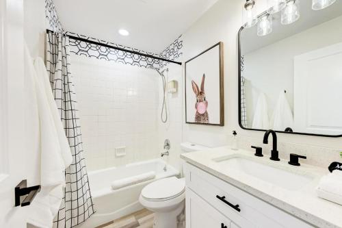 Bathroom, NEW 2 Bedroom with King Bed Close to Beach in Osprey (FL) Bathroom, NEW 2 Bedroom with King Bed Close to Beach in Osprey (FL)