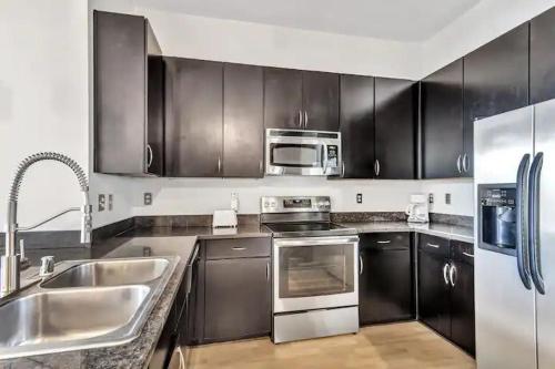 Modern 2BR CozySuites with pool, gym, parking! in East Dallas Modern 2BR CozySuites with pool, gym, parking! in East Dallas