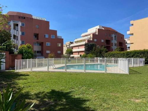 Pretty Studio Swimming pool and Sea