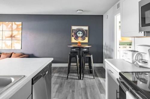 Gorgeous CozySuites in Camelback with pool parking in Camelback Corridor Gorgeous CozySuites in Camelback with pool parking in Camelback Corridor