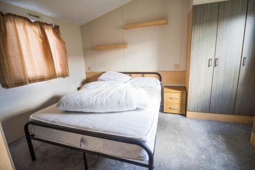Pohled zvenku, 6 Berth Caravan With Wifi At Steeple Bay Holiday Park In Essex Ref 36092f in Steeple Pohled zvenku, 6 Berth Caravan With Wifi At Steeple Bay Holiday Park In Essex Ref 36092f in Steeple