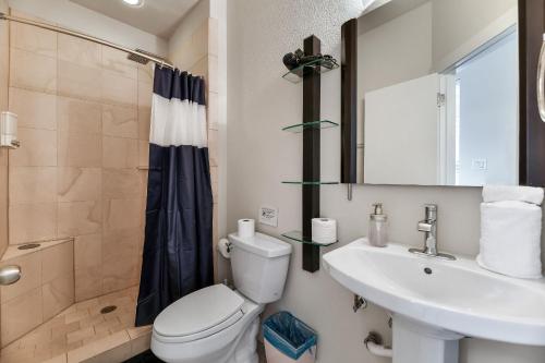 CozySuites Oak Lawn with great rooftop! in Oak Lawn CozySuites Oak Lawn with great rooftop! in Oak Lawn