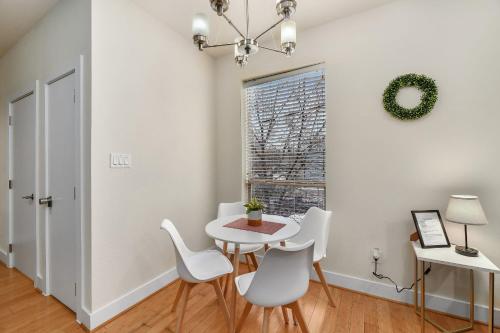 CozySuites Oak Lawn with great rooftop! in Oak Lawn CozySuites Oak Lawn with great rooftop! in Oak Lawn
