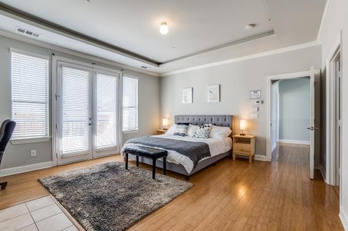 Gorgeous Oak Lawn Townhouse KING BEDS in Oak Lawn Gorgeous Oak Lawn Townhouse KING BEDS in Oak Lawn