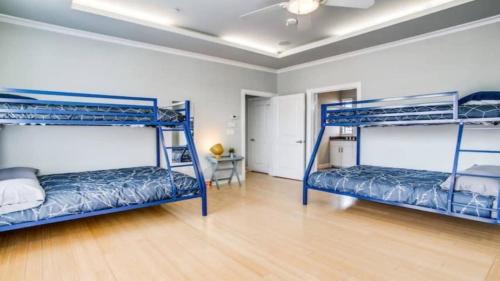 Stylish Three-Story Oak Lawn House in 오악 라운 Stylish Three-Story Oak Lawn House in 오악 라운