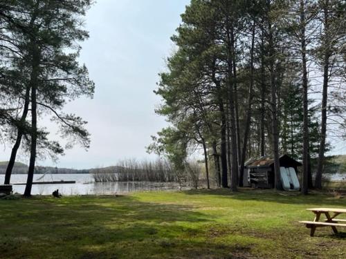 The “Loon” waterfront Muskoka cottage in Windermere (ON) The “Loon” waterfront Muskoka cottage in Windermere (ON)