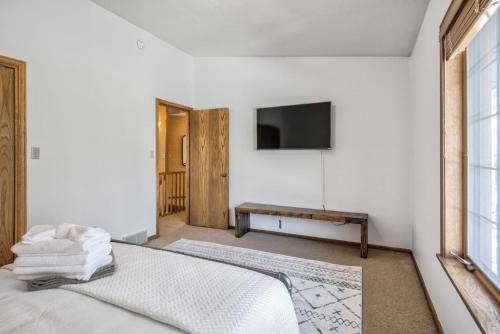 6BD Hot Tub Mountain Views Fire Place Pet-Friendly in Chipita Park (CO) 6BD Hot Tub Mountain Views Fire Place Pet-Friendly in Chipita Park (CO)