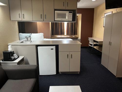 Kitchen, Microtel Inn & Suites by Wyndham Houston in Nassau Bay Kitchen, Microtel Inn & Suites by Wyndham Houston in Nassau Bay