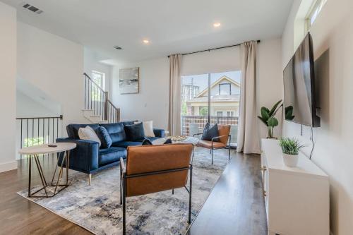 3BR Luxury Home - Steps to The Legacy Midtown Park in Vickery Meadow 3BR Luxury Home - Steps to The Legacy Midtown Park in Vickery Meadow